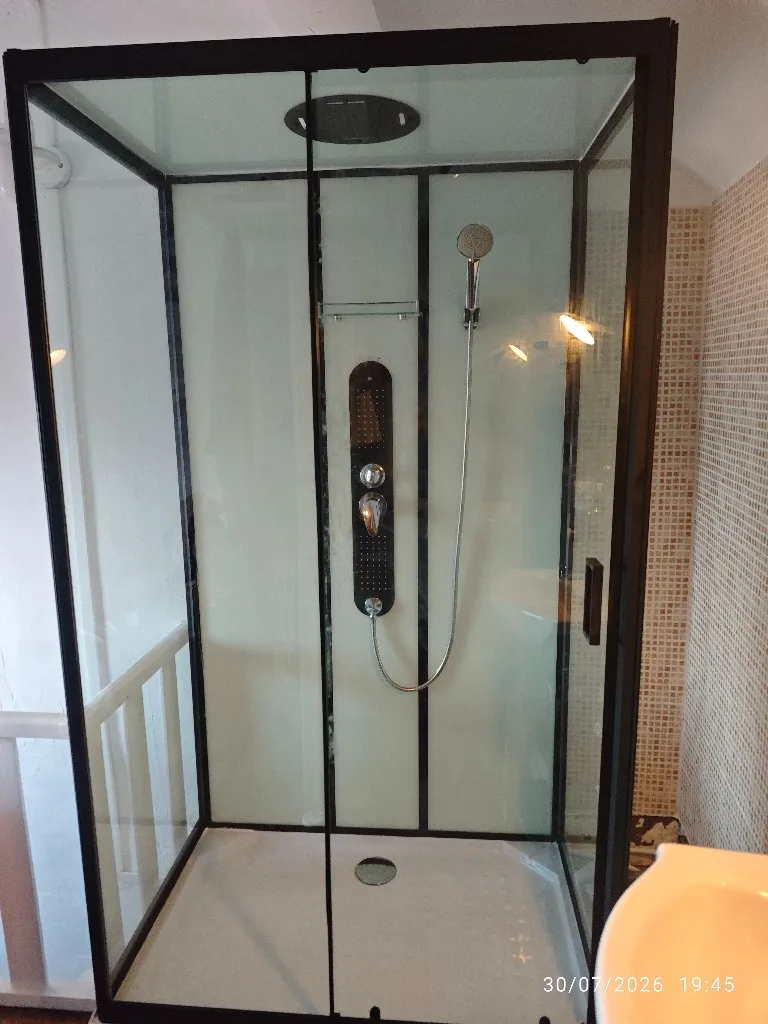 Détail de la colonne hydromassante et de la robinetterie de la cabine de douche
