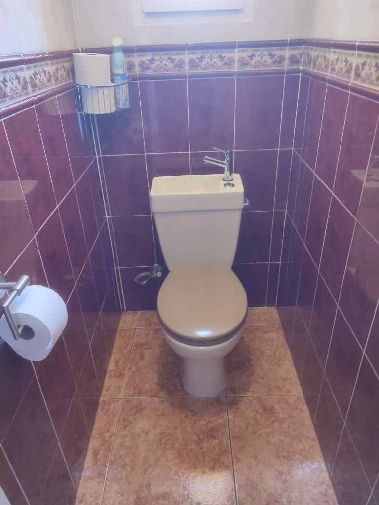 Installation sanitaire WC avec lave-mains intégré